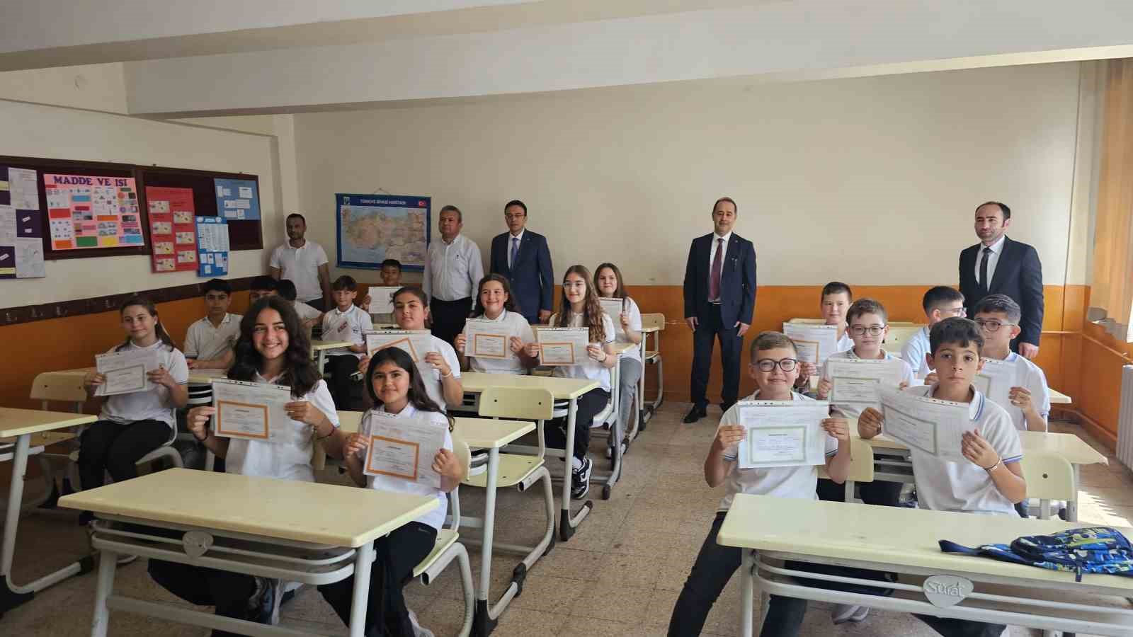 Bandırma'da karne sevinci yaşanıyor! Eğitimde başarı ve mutluluk dolu anlar,