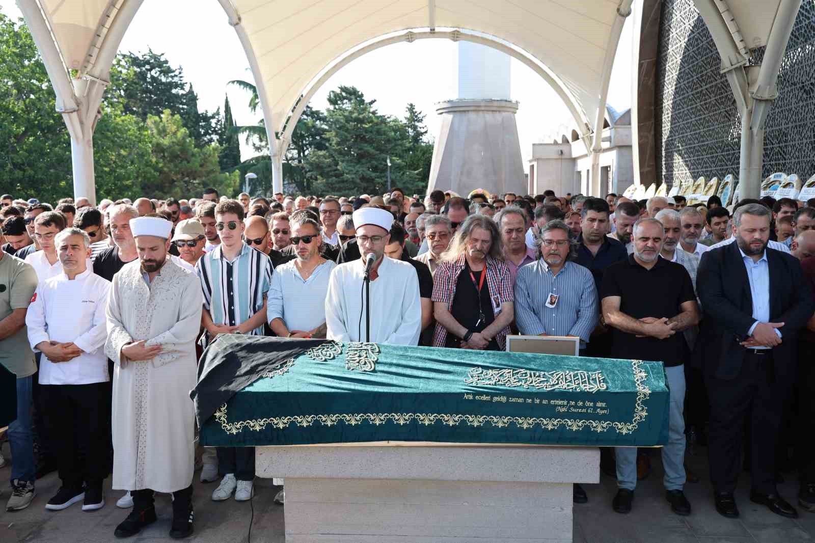 Türk müziğinin efsane ismi Barış Manço’nun hayatını kaybeden kıymetli kız kardeşi İnci Manço, 80 yaşında hayata veda etti.
