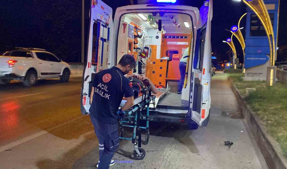 Başiskele'de trafik kazası: otomobil tabela ve direklere çarparak takla attı.
