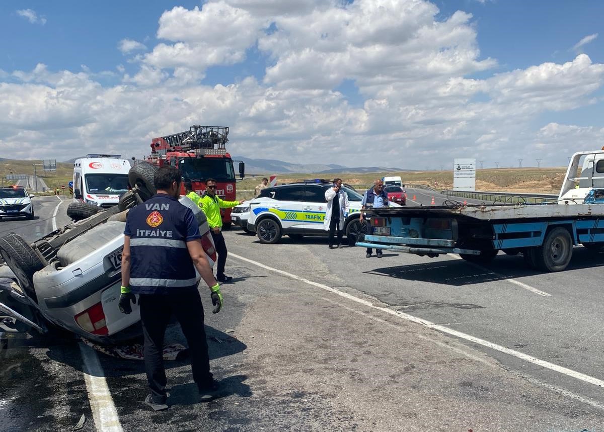 baskalede trafik kazasi 1 olu ve 3 yarali mifdrfUd