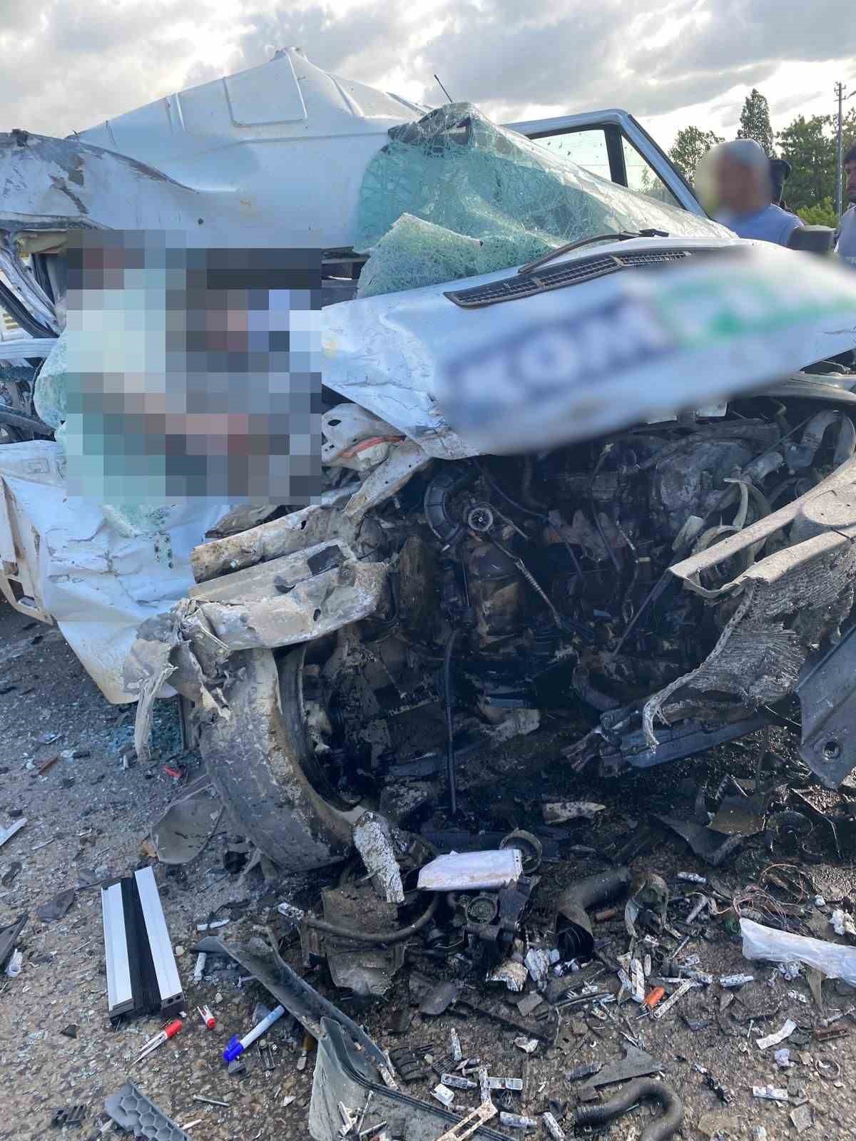 bayburt demirozu yolunda feci trafik kazasi 1 olu ve 2 yarali QWLaWU2i