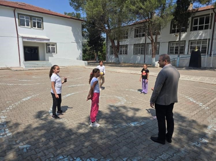 Bayırköy Belde Belediye Başkanı Aykut Dilsiz, öğrencilere moral vermek için