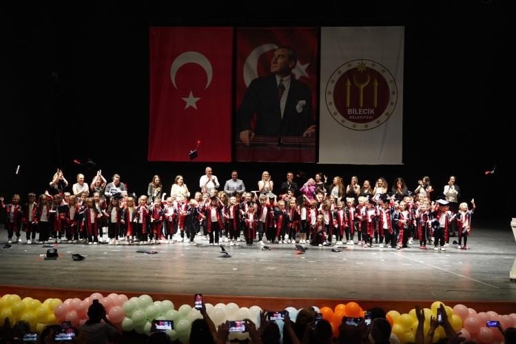 Bilecik Belediyesi Çocuk Sosyal Tesisleri'nde mezuniyet heyecanını bizimle yaşayın. Eğlenceli