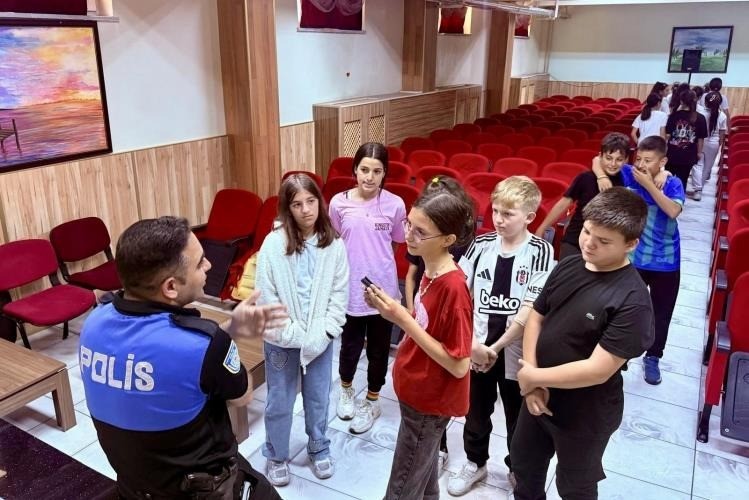 Bilecik İl Emniyet Müdürlüğü, ortaokullara güvenli gelecek eğitimi vererek öğrencilere