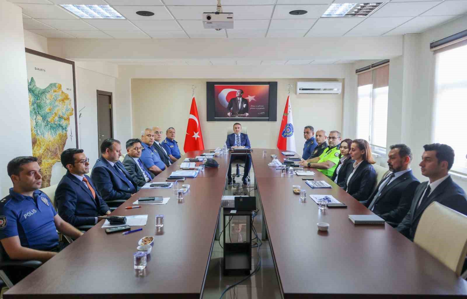 Bilecik Valisi Faik Oktay Sözer, İl Emniyet Müdürlüğü'nü Ziyaret Etti