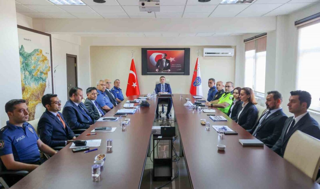 Bilecik Valisi Faik Oktay Sözer, İl Emniyet Müdürlüğü'nü ziyaret ederek