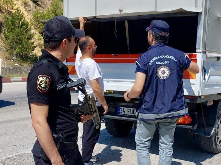 Bilecik'te düzensiz göç ve göçmen kaçakçılığıyla mücadelede kararlılık! Güvenlik ve