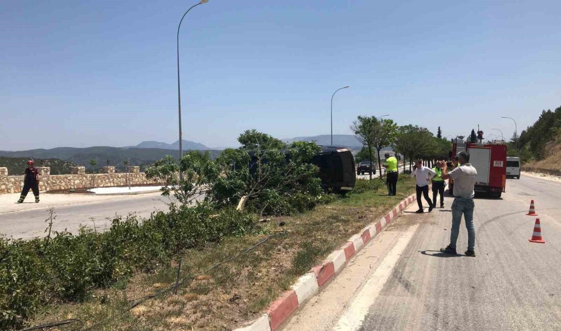 Bilecik'te yaşanan korkutucu trafik kazasında otomobil takla attı ve orta