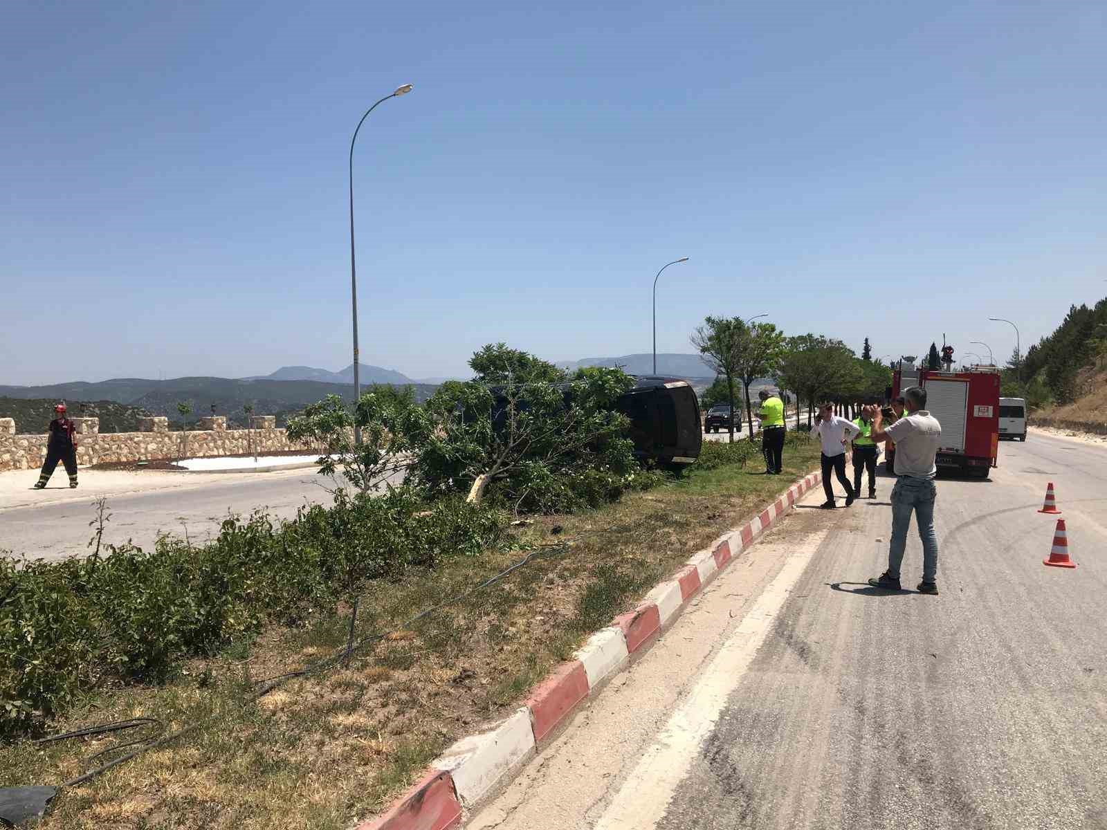 bilecikte trafik kazasi otomobil takla atip orta refuje devrildi 5 yarali XrsAmbQz