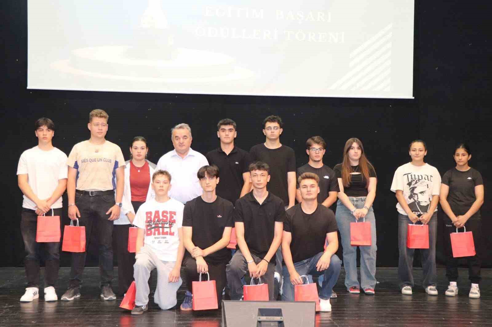 Bozüyük'te öğrencilere başarı ödülleri takdim edildi! İlham verici bu etkinlikle