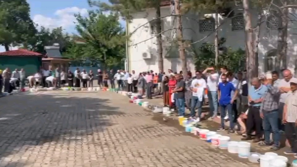 Edirne’nin Süloğlu ilçesine bağlı Akardere köyünde, her Kurban Bayramı’nda kurban