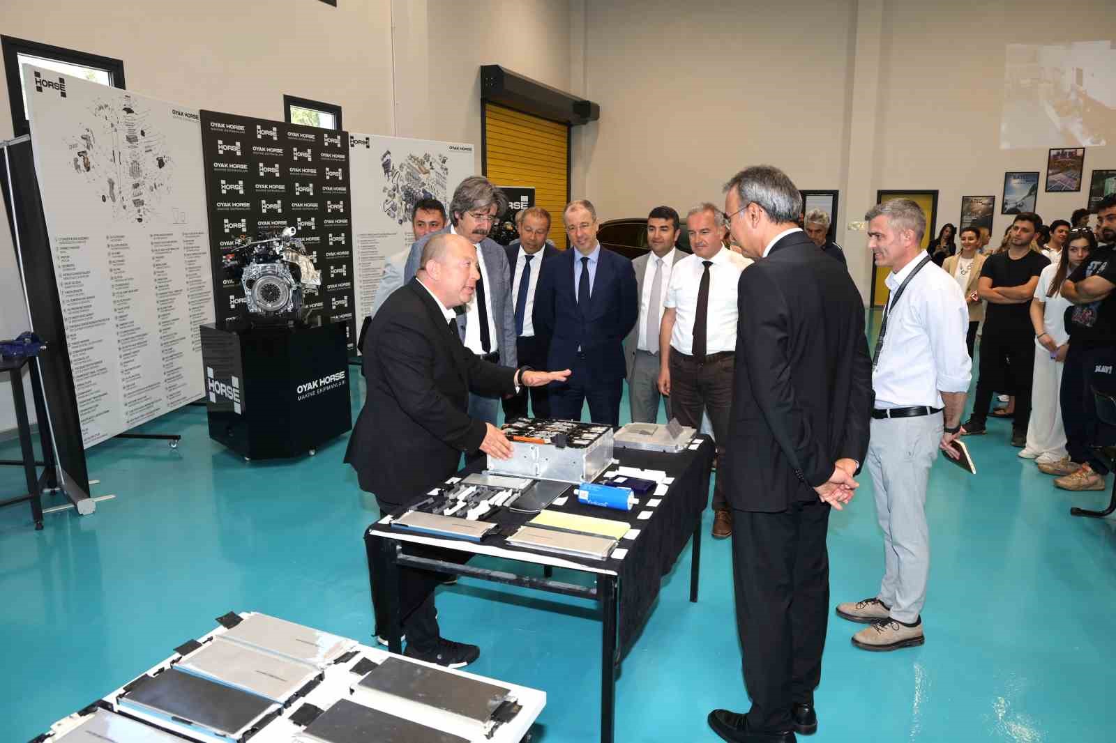 Açılışın Son Adımı: Kurdele Kesimi ve Tanıtım
