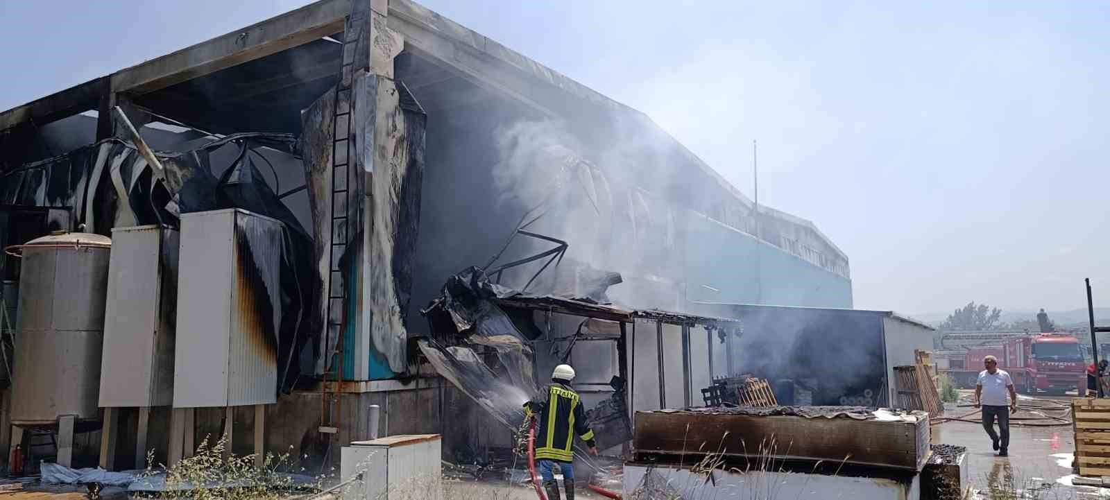 canakkalede plastik cam fabrikasinda meydana gelen yangin ve olayin detaylari l6u8nR9s
