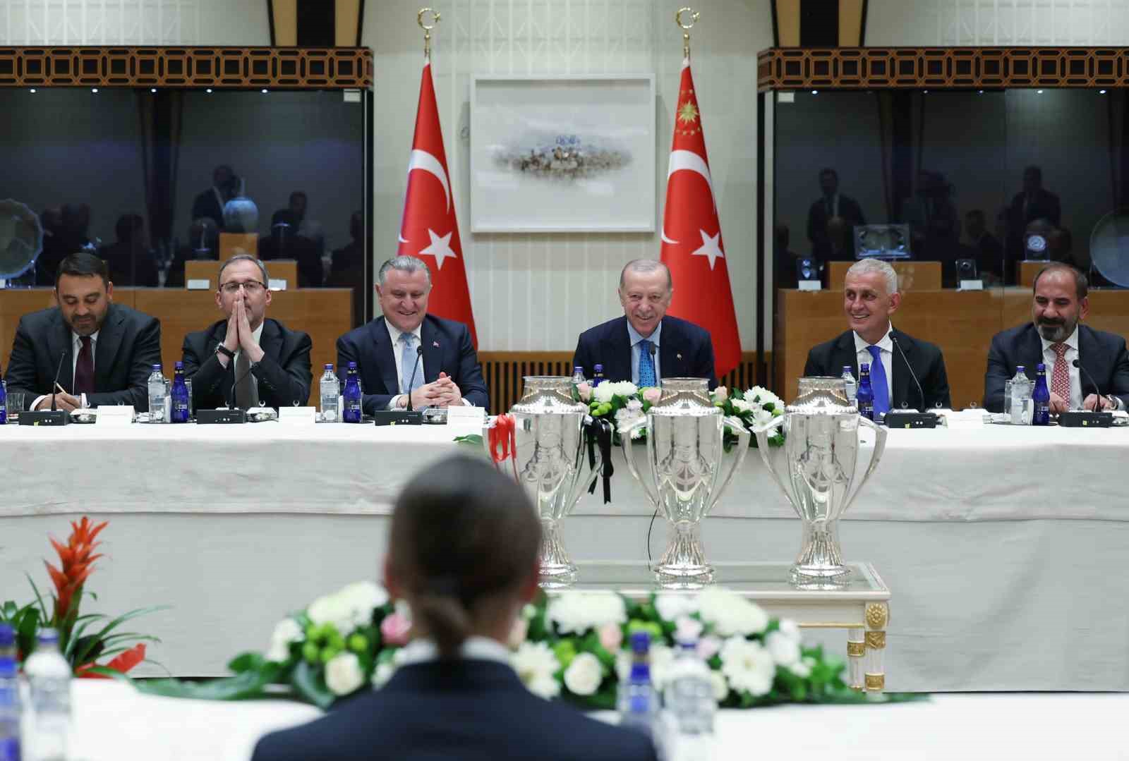 Cumhurbaşkanı Erdoğan, Süper Lig'e Yükselen Takımların Başkanlarıyla Bir Araya Geldi
