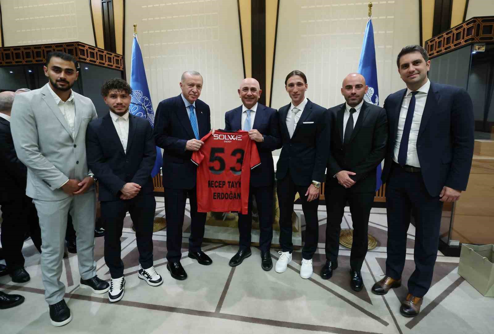 Cumhurbaşkanı Erdoğan, Süper Lig'e Yükselen Takımların Başkanlarıyla Bir Araya Geldi