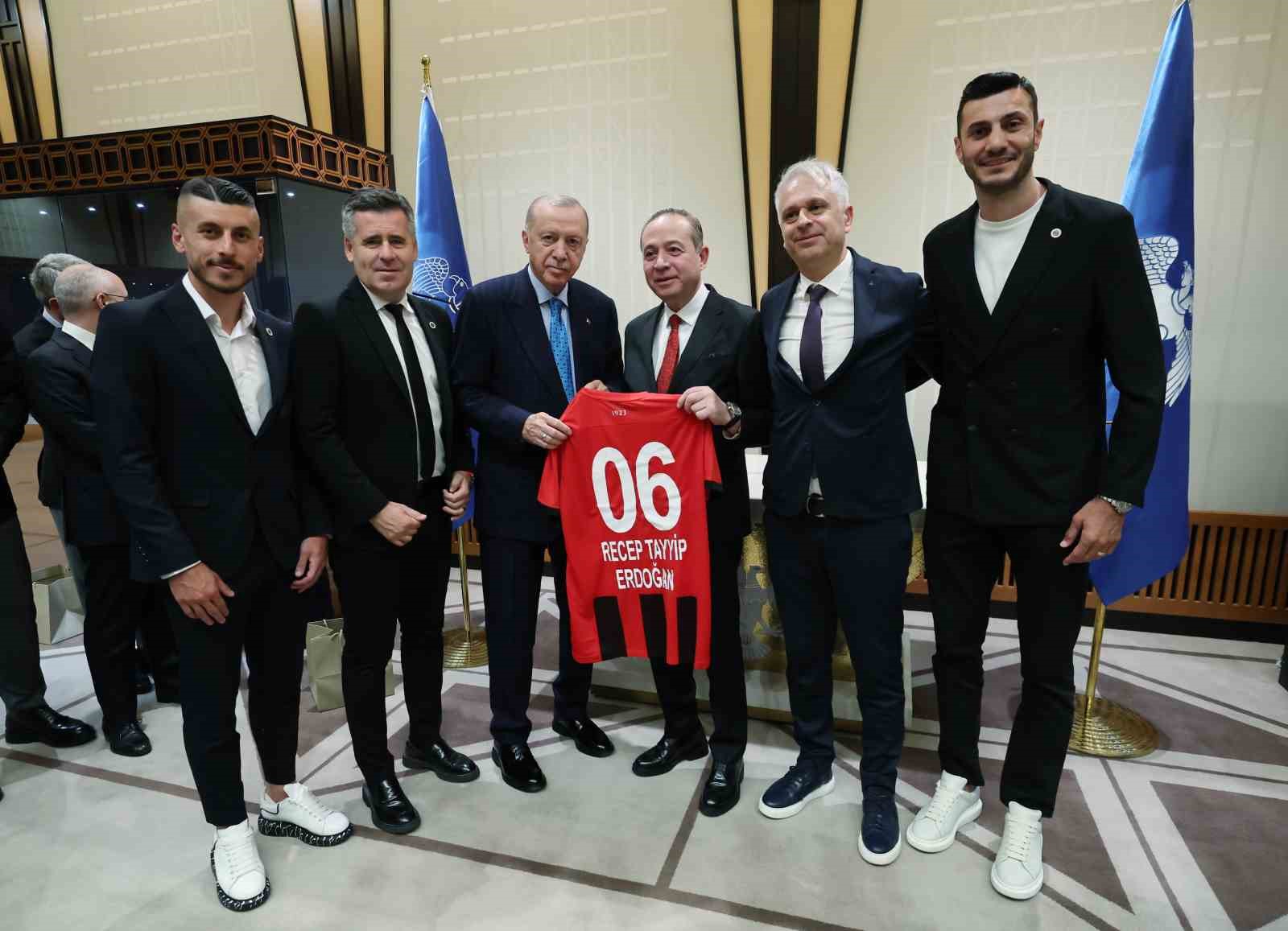 Cumhurbaşkanı Erdoğan, Süper Lig'e Yükselen Takımların Başkanlarıyla Bir Araya Geldi