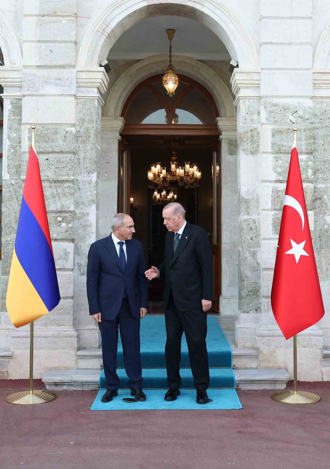 Cumhurbaşkanı Erdoğan ve Ermenistan Başbakanı Paşinyan'ın Görüşmesi ve Ziyareti