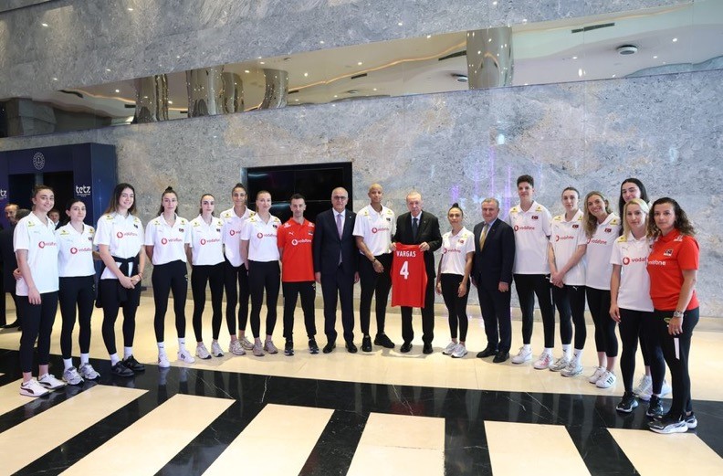 Cumhurbaşkanı Erdoğan, A Milli Kadın Voleybol Takımı’na büyük destek vererek