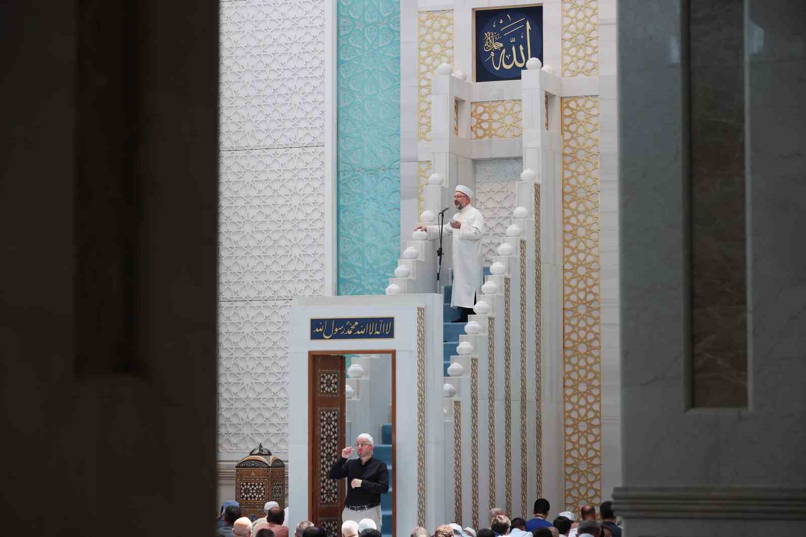 diyanet isleri baskani ali erbasin ankara ahmet hamdi akseki camiindeki hutbesi ve cuma namazi L5c7GkRU