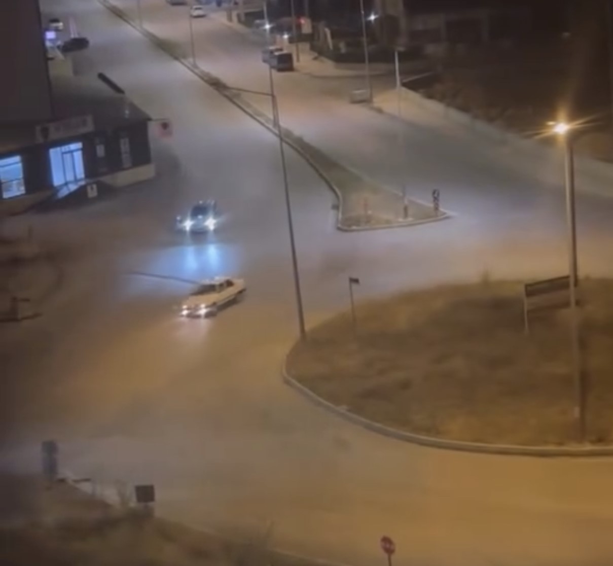 Elazığ’da drift yapan sürücünün güvenlik ihlali kameraya yansıdı. Detaylar ve
