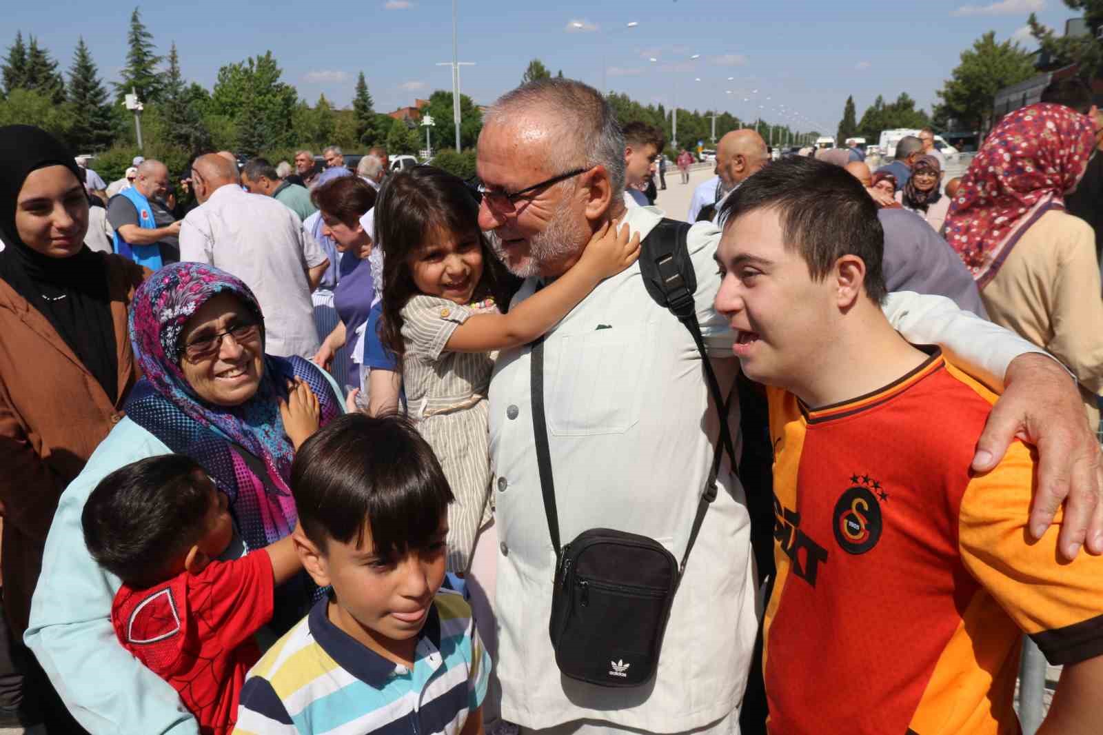 Eskişehir’e kutsal topraklardan ilk hacı kafilesi dönüş yaptı