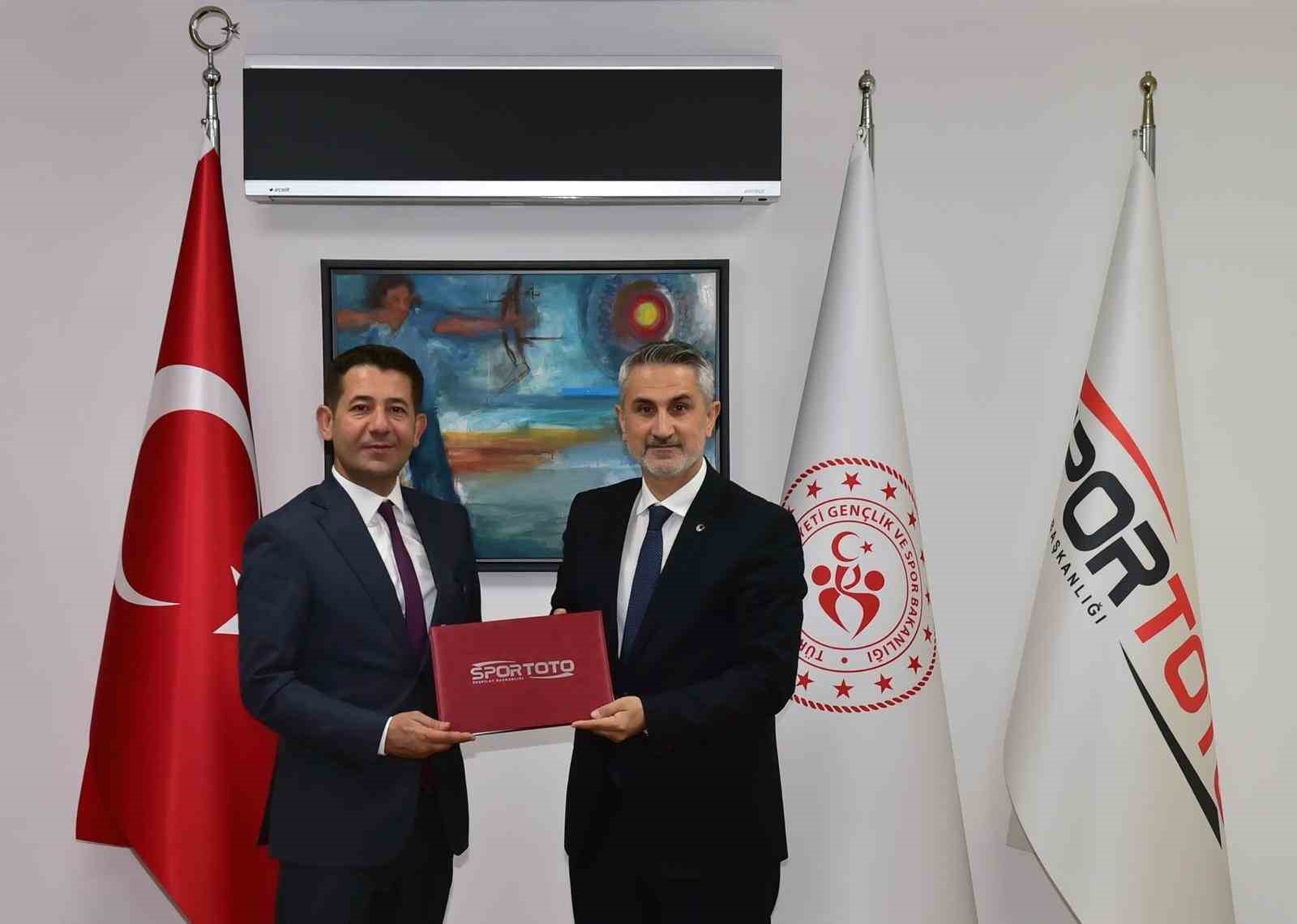 Feke İlçesine 8 Halı Saha, Gençlik Merkezi ve Tenis Kortları Müjdesi
