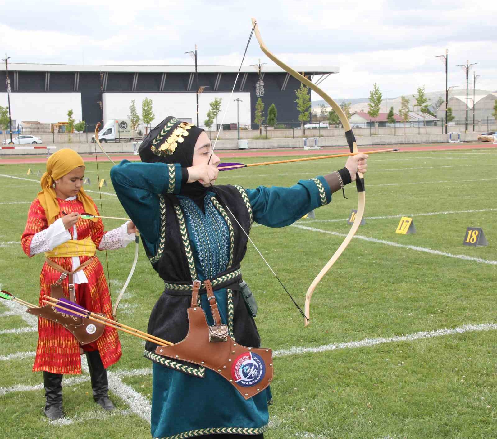 Türkiye'nin En Köklü Geleneksel Okçuluk Şöleni Başladı