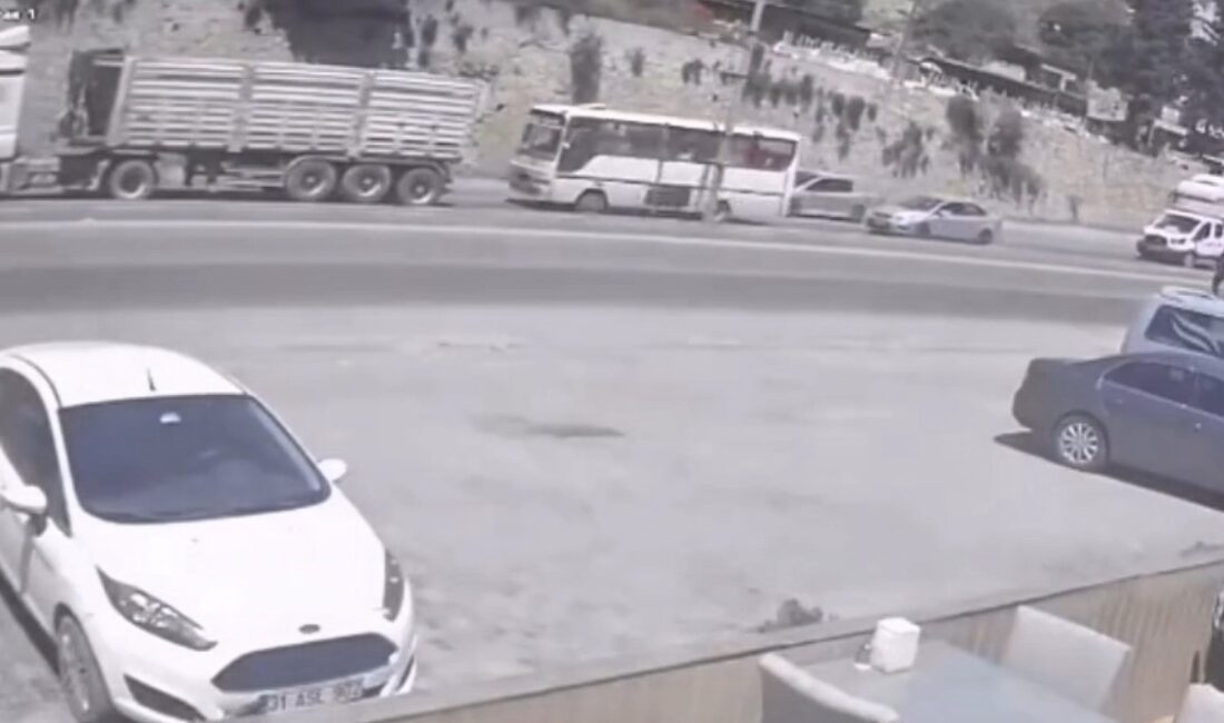 Hatay Belen'de midibüs ve tırın çarpışması sonucu 2 kişi yaralandı.