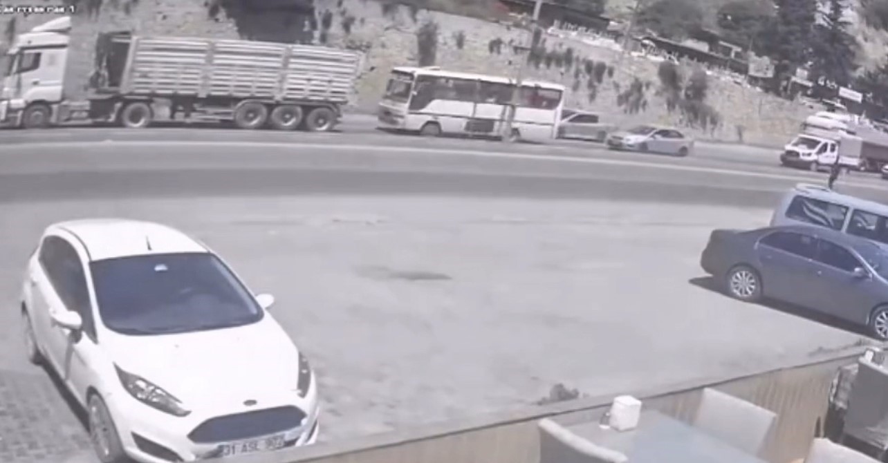 hatay belende midibus ve tir carpismasi 2 yarali
