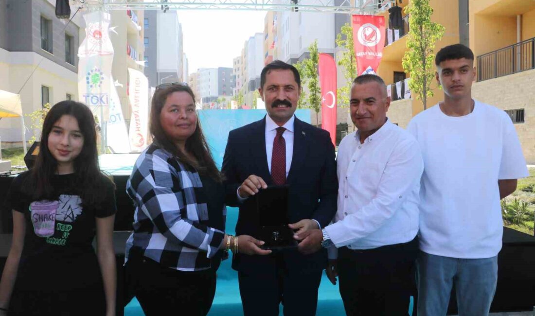 Hatay'da deprem konutlarının hak sahipleri belirlendi ve anahtar teslimleri gerçekleştirildi.