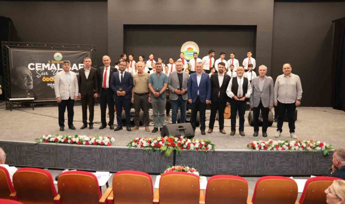 İlkadım Belediyesi'nin düzenlediği Cemal Safi Şiir Yarışması'nda şiir tutkunları coşku
