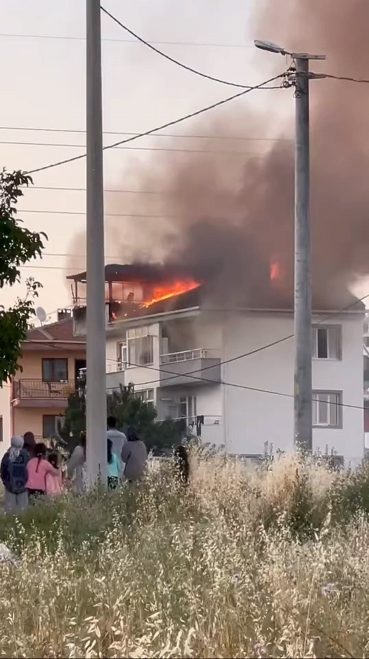İnegöl’de Çatı Yangını ve Yaralanma Olayı