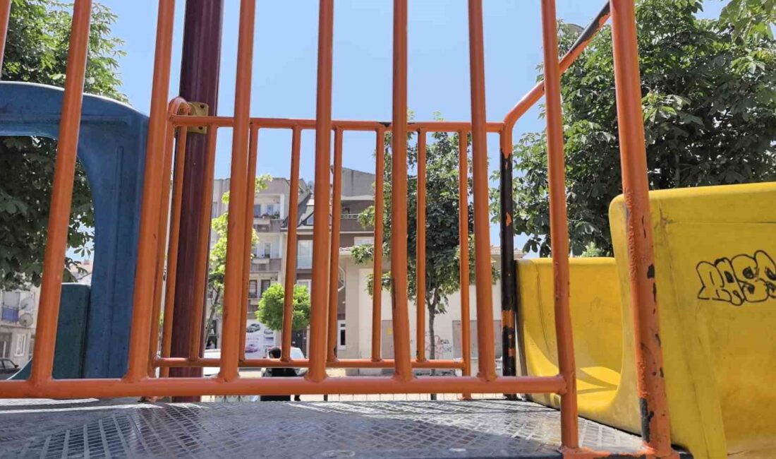 İnegöl'de çocuk parkında korkuluklara sıkışan çocuk, hızlı müdahale ile kurtarıldı.