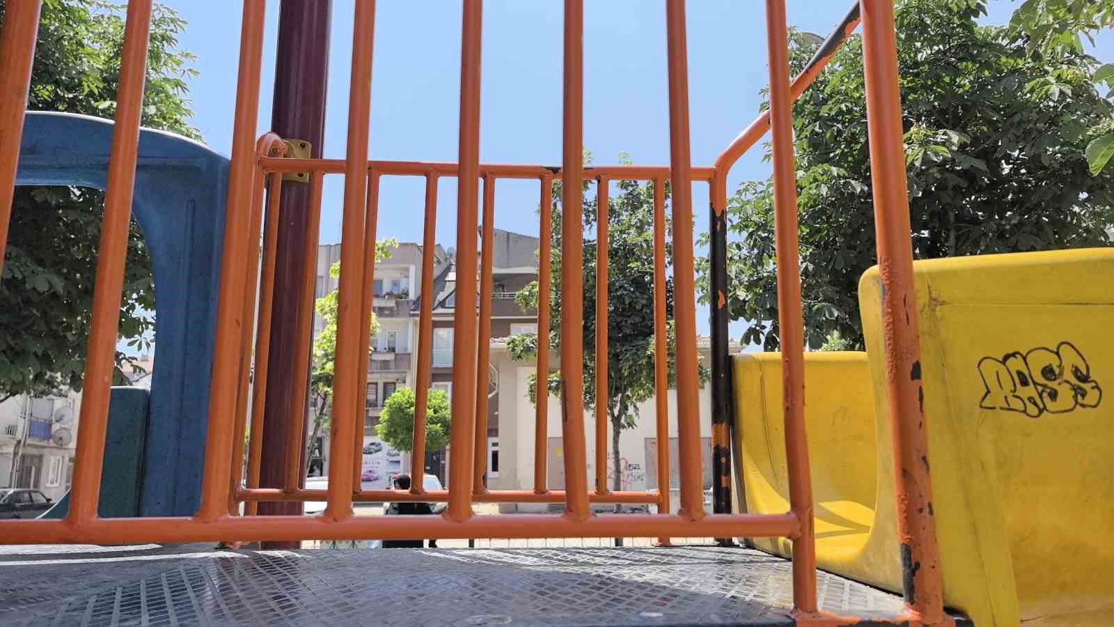 inegolde cocuk parkinda korkuluklara sikisan cocuk kurtarildi O1anYyQn