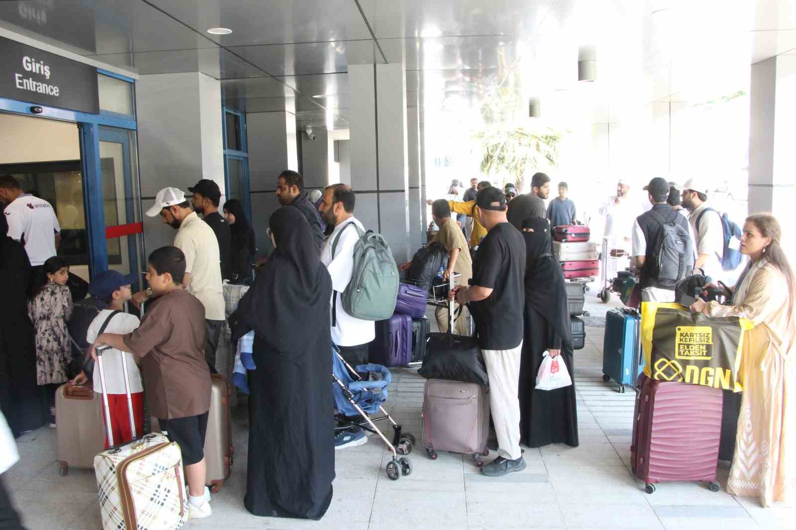 Umman’ın İran’daki Vatandaşlarını Tahliye Çabası