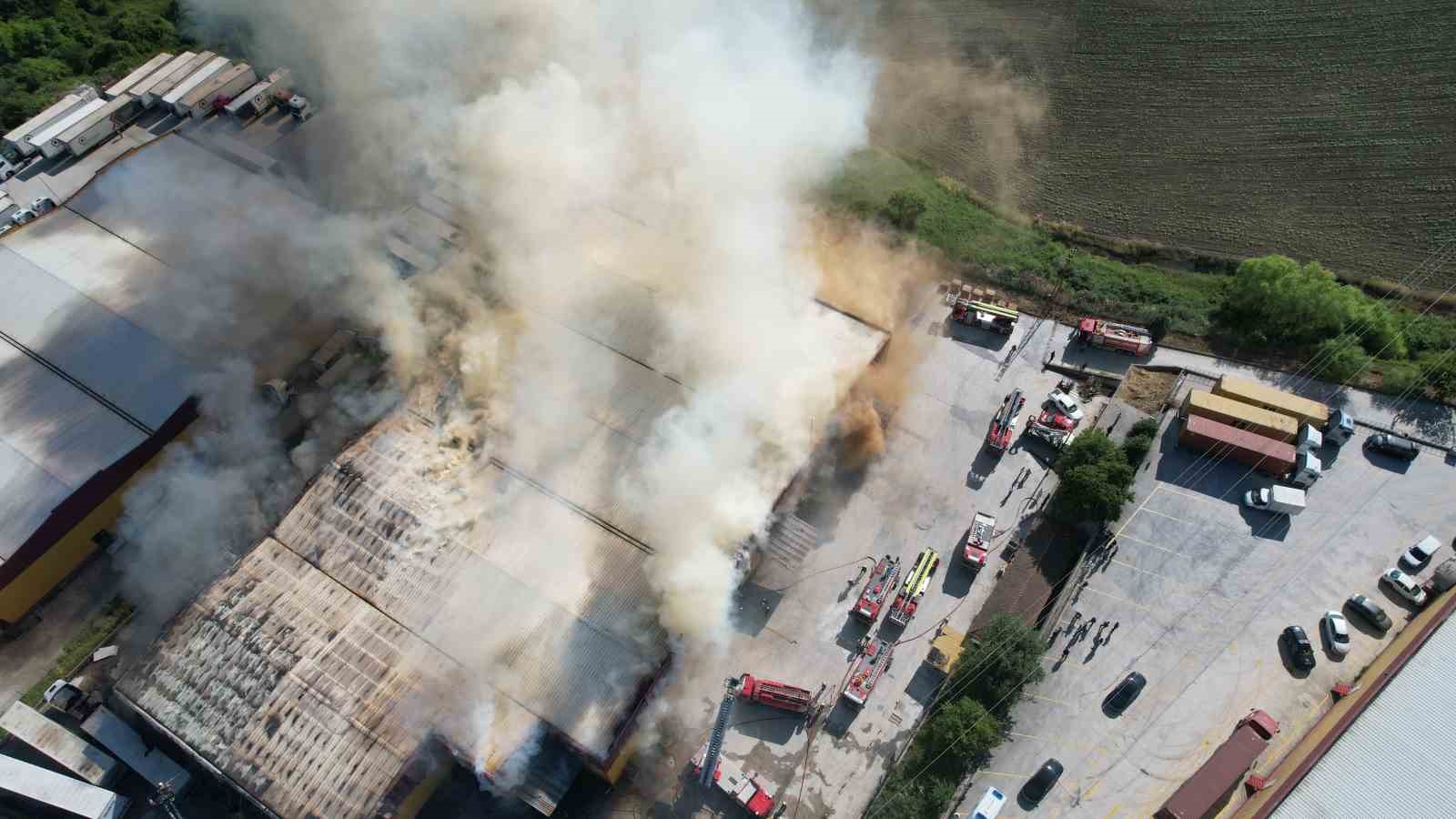 İstanbul Arnavutköy'deki lojistik depoda büyük yangın meydana geldi. Detaylar ve