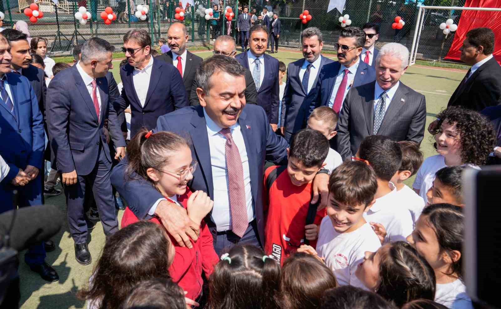 İstanbul'da 2024-2025 eğitim yılı sona ererken, karne heyecanını bizimle paylaşın!