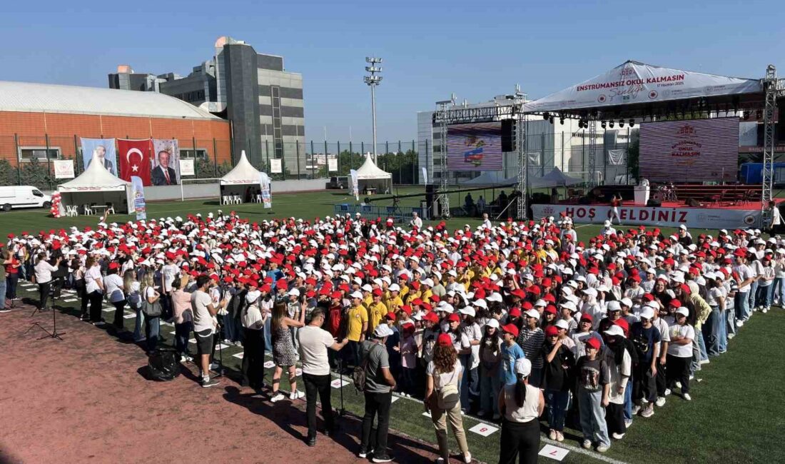 İstanbul'da 'Enstrümansız Okul Kalmasın' projesi kapsamında düzenlenen büyük etkinlik ile