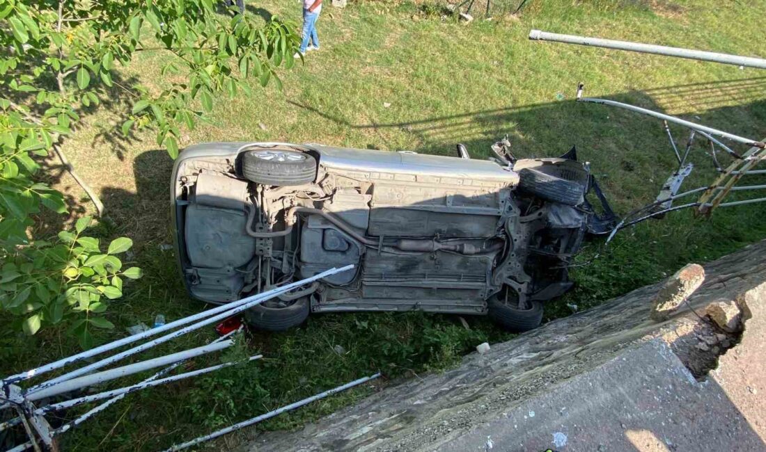 İzmit'te otomobil kazası: araç demir korkuluklara çarparak takla attı. Detaylar