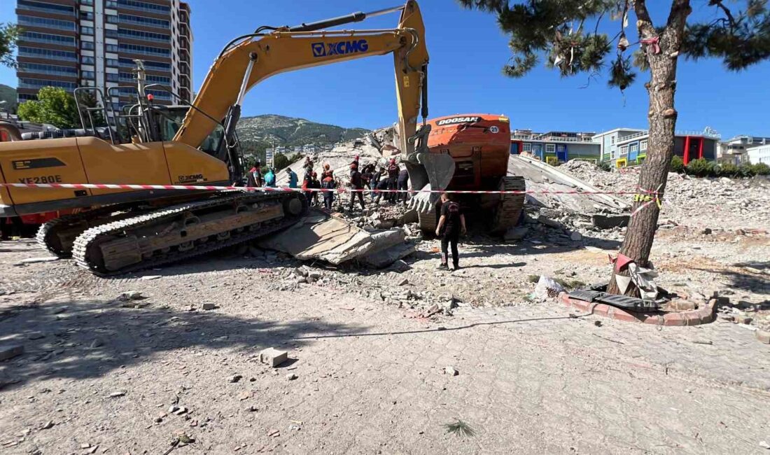 Kahramanmaraş'ta kontrollü yıkım kazası ve operatör kurtarma çalışmaları hakkında detaylı