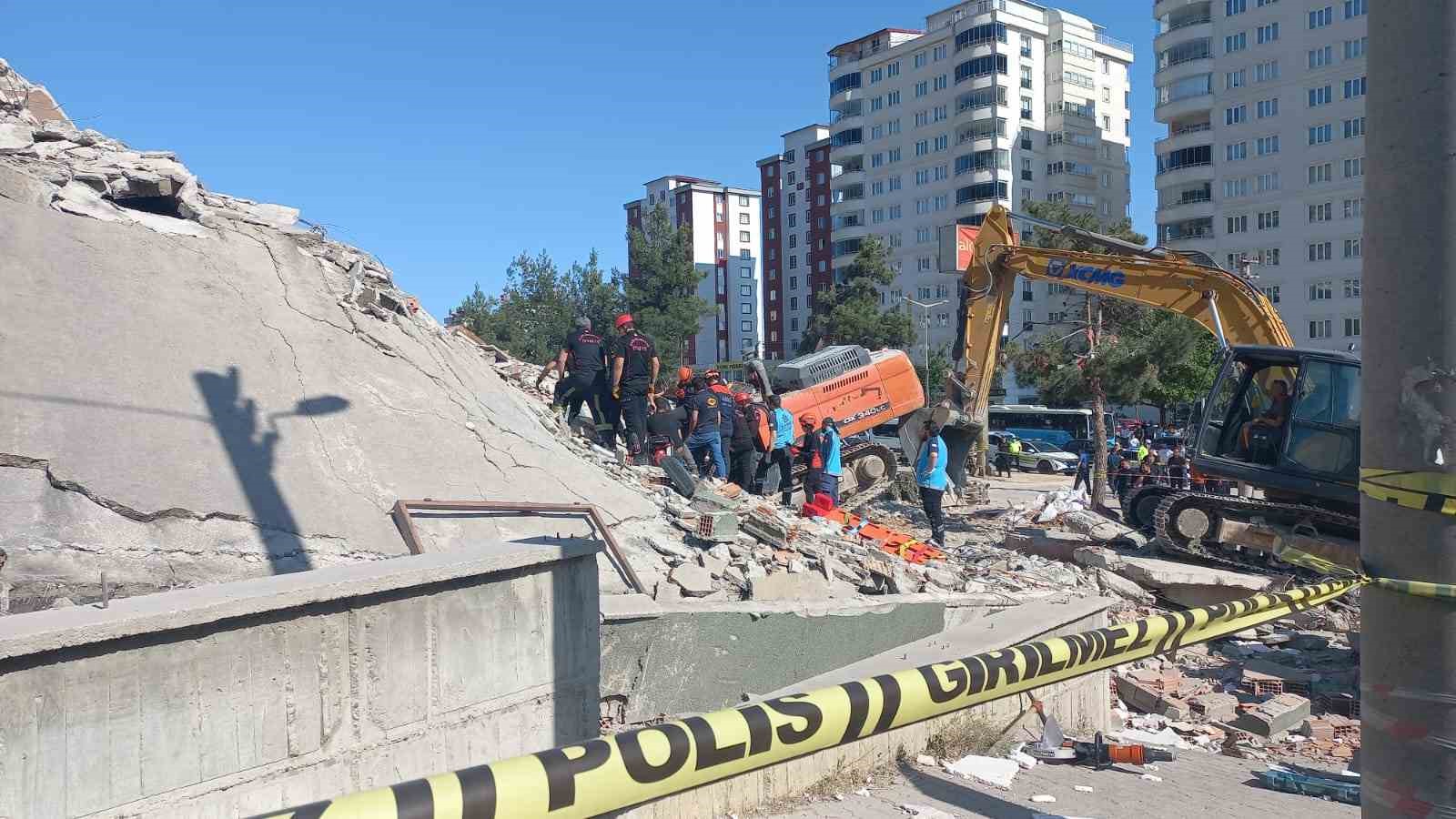 Kahramanmaraş'ta kontrollü yıkım sırasında iş makinesi operatörünün hayatını kaybettiği trajik