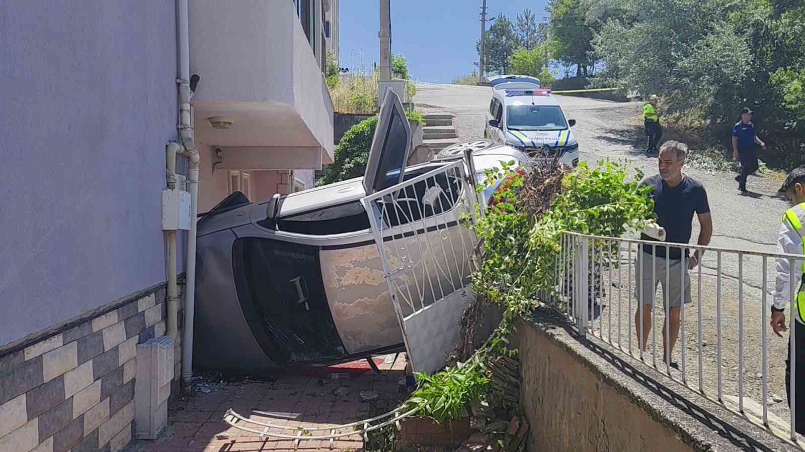 Karabük'te trafik kazası: otomobil ağaca çarparak yan devirdi. Detaylar ve