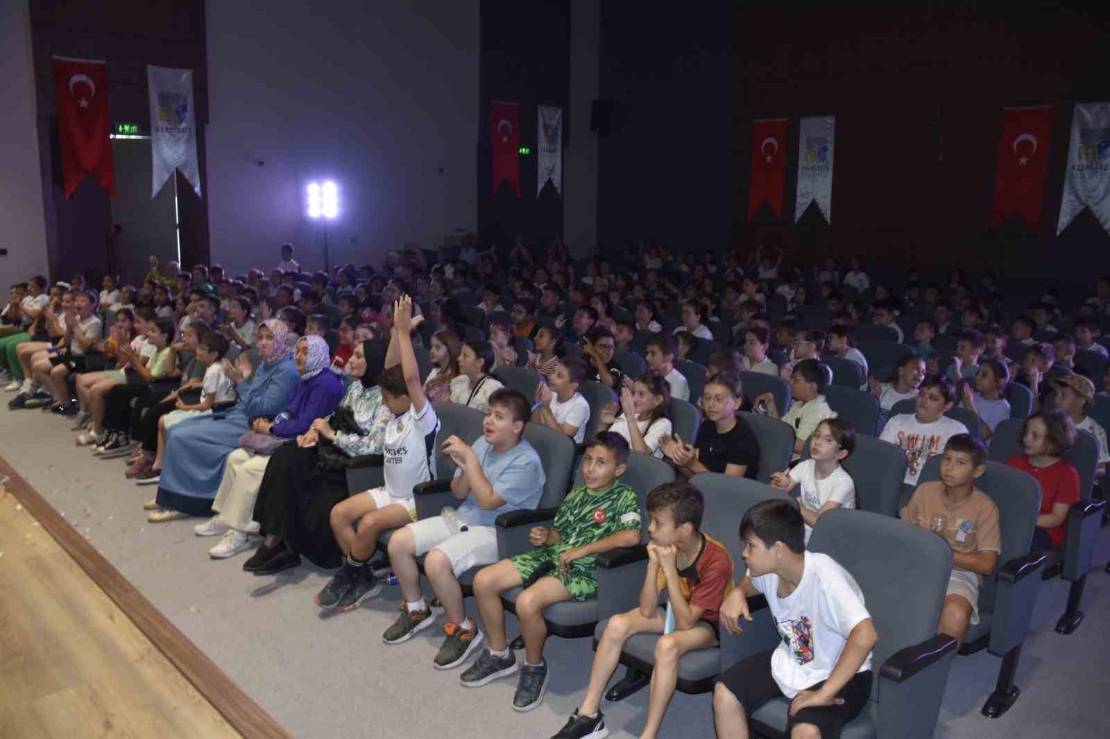 Karacabey’de Çocuklar İçin Renkli Bir Tiyatro Günü