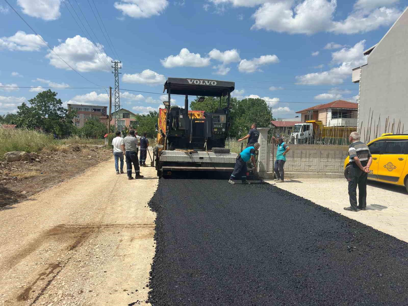 Kartepe’de Köseköy ve Ertuğrulgazi Mahallelerinde Asfalt Serim Çalışmaları