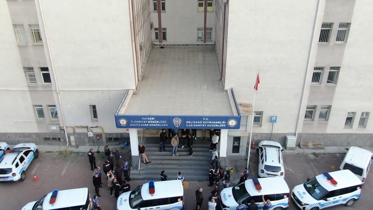 Kayseri'de düzenlenen büyük operasyonda 23 şüpheli yakalandı. Güvenlik güçleri suçlulara