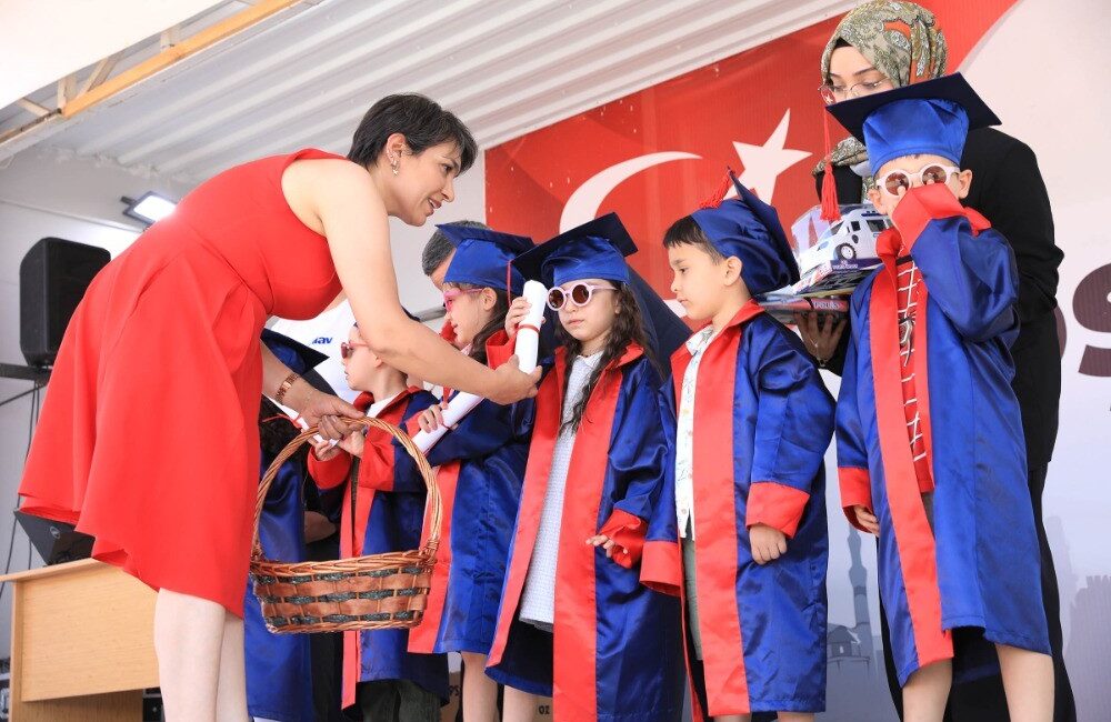 Keçiören Belediyesi, minik öğrencilerin büyük başarısına ortak oluyor. Unutulmaz mezuniyet
