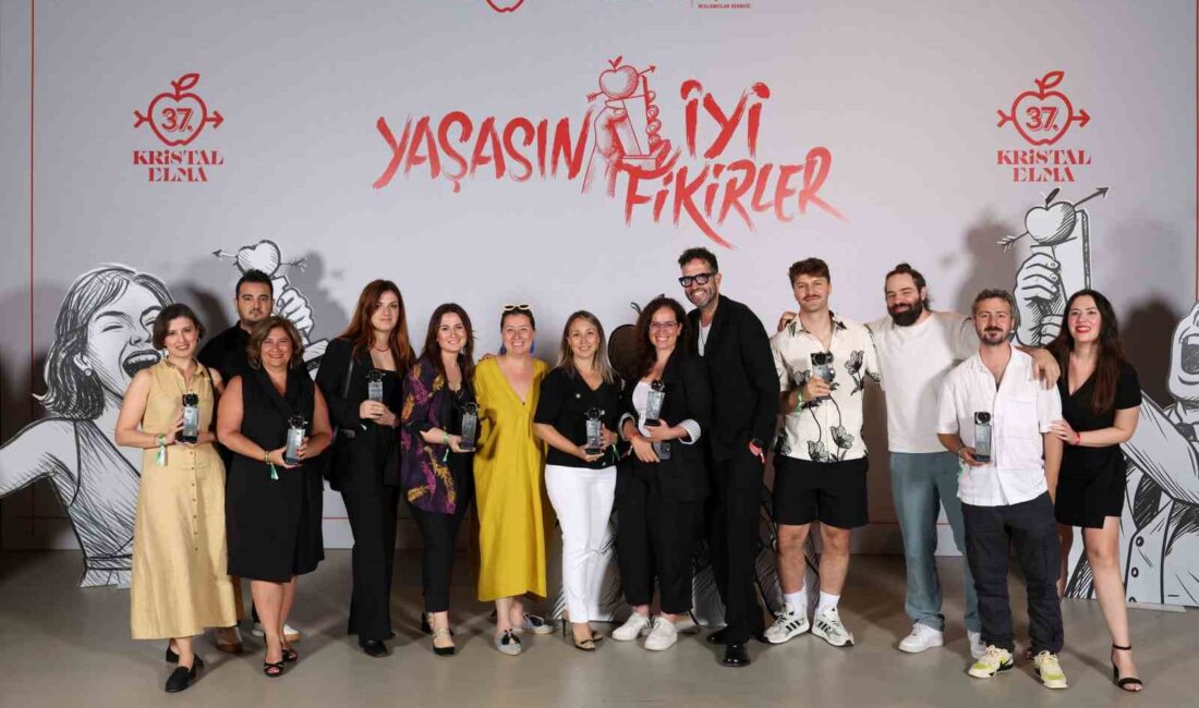 Kiğılı, Kristal Elma ödülleriyle başarısını taçlandırarak moda ve tasarım alanında