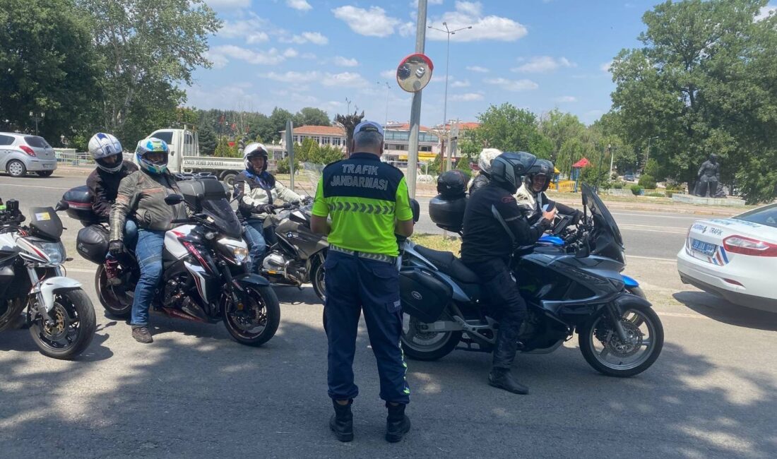 Kırklareli'nde jandarma ekipleri motosiklet sürücüleri için denetimleri artırdı. Güvenli sürüş