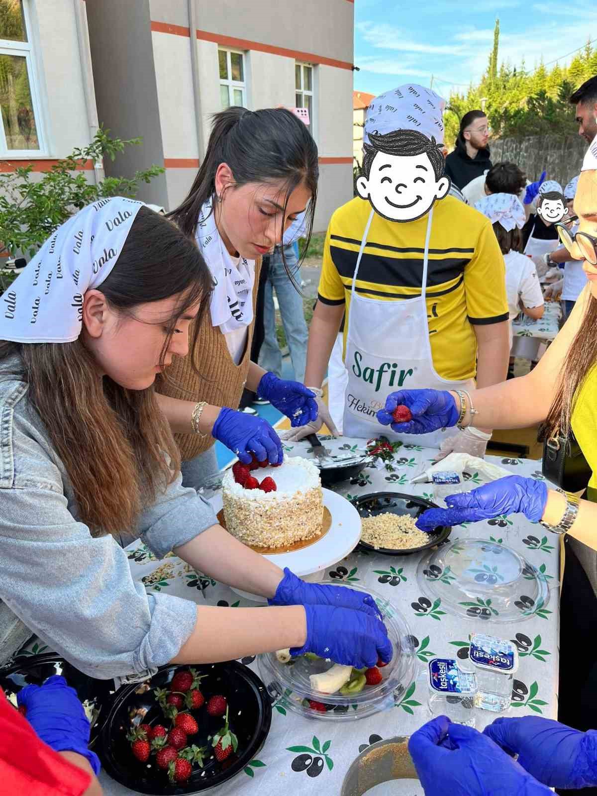 Göz Kamaştıran Pasta Şenliği: Çocuklar ve Öğrencilerin Birlikte Eğlencesi
