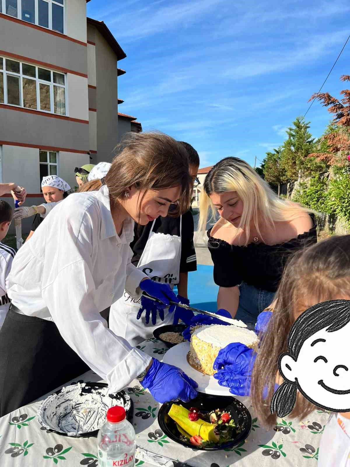 Göz Kamaştıran Pasta Şenliği: Çocuklar ve Öğrencilerin Birlikte Eğlencesi
